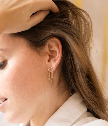 Boucles d'oreilles Finley ZAG – Vue porté effet accumulation, créoles minimalistes dorées hypoallergéniques. Livraison offerte dès 69€.