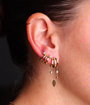 Boucles d'oreilles Isabella ZAG – Vue porté à l'oreille, pompon zircons bohème-chic hypoallergénique. Livraison offerte dès 69€.