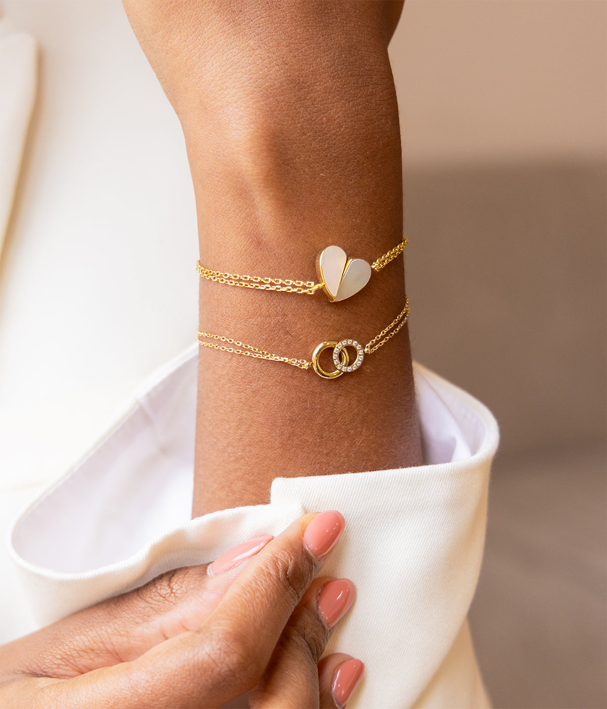 Bracelet Antonio Zag porté, anneaux dorés en acier hypoallergénique