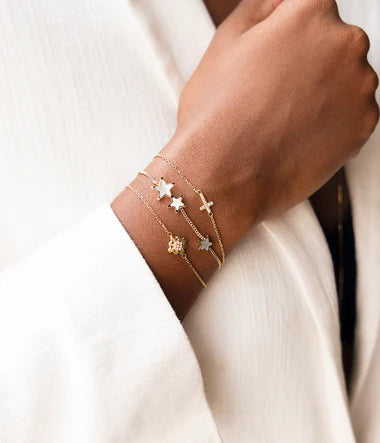 Bracelet Alvida ZAG – Vue porté au poignet, chaîne fine délicate acier doré. Livraison offerte dès 69€.