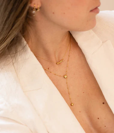 Collier Amber ZAG – Vue porté au cou, pendentif ovale zircons dorés bijou élégant hypoallergénique. Livraison offerte dès 69€.
