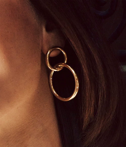 Détail boucles d'oreilles Adigo ZAG, finition dorée