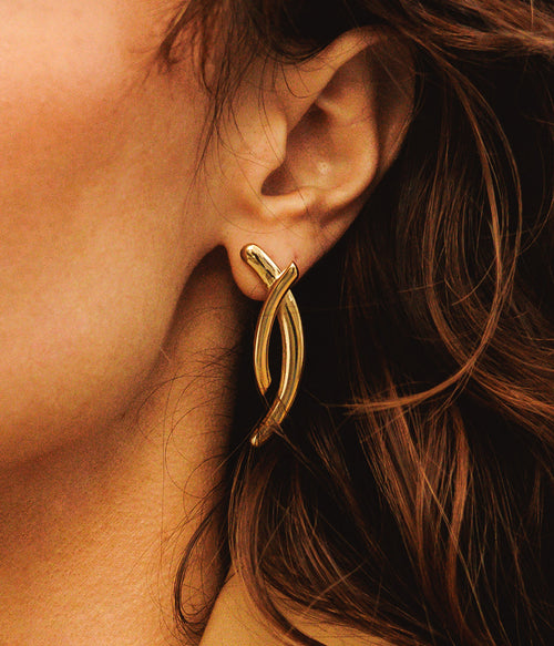 Détail boucles d'oreilles Apion ZAG, finition dorée