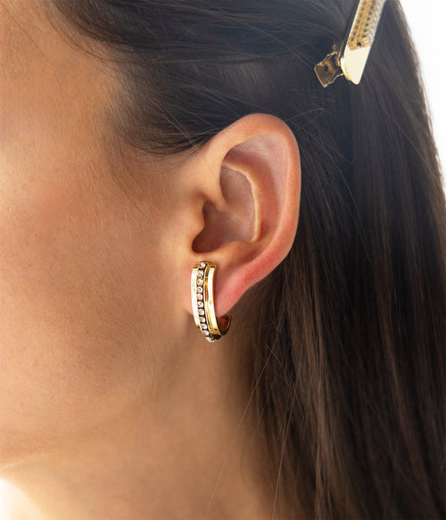 Détail boucles d'oreilles Domenico ZAG, finition dorée