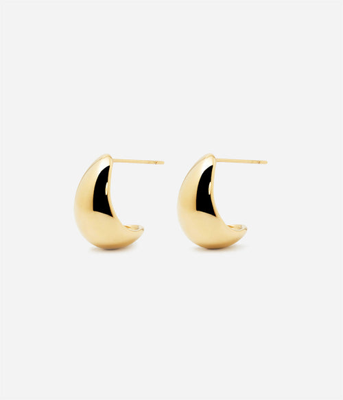Boucles d'oreilles Emmy Zag portées, goutte dorée épaisse en acier doré à l'or fin
