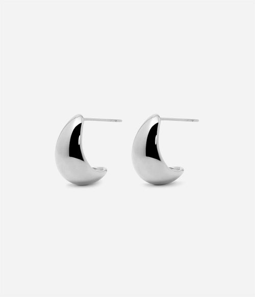 Boucles d'oreilles Emmy Zag portées, goutte graphique en acier poli