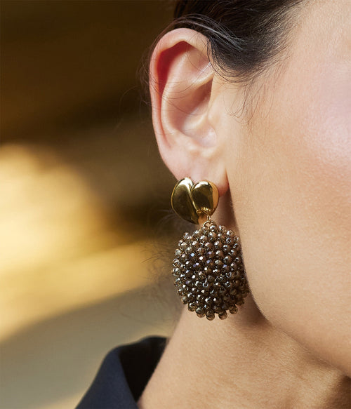 Détail boucles d'oreilles Gaïa ZAG, finition dorée