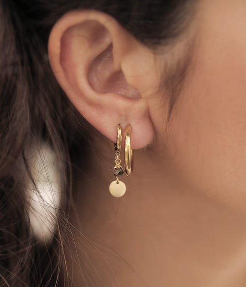 Détail boucles d'oreilles Josephine ZAG, agate blanche acier doré