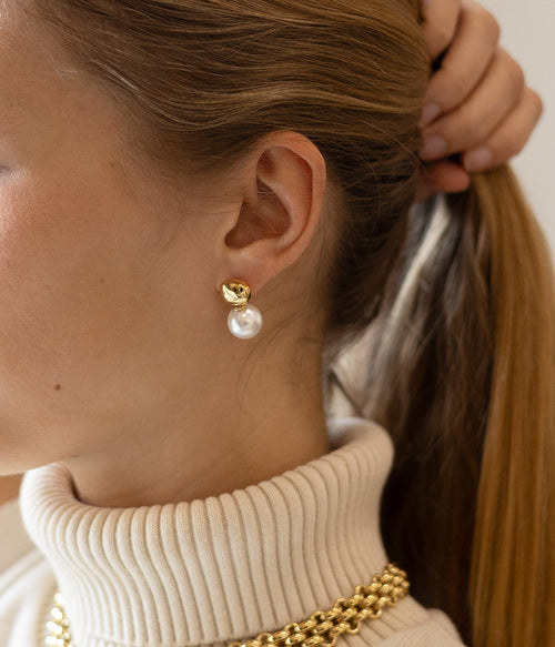 Détail boucles d'oreilles Leodie ZAG, finition dorée