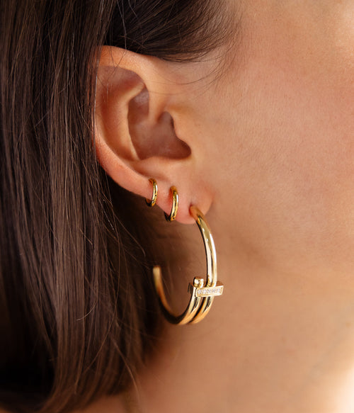 Détail boucles d'oreilles Narcao ZAG, finition dorée
