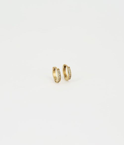 Boucles d'oreilles Rita ZAG mini-créoles dorées au zirconium hypoallergénique porté