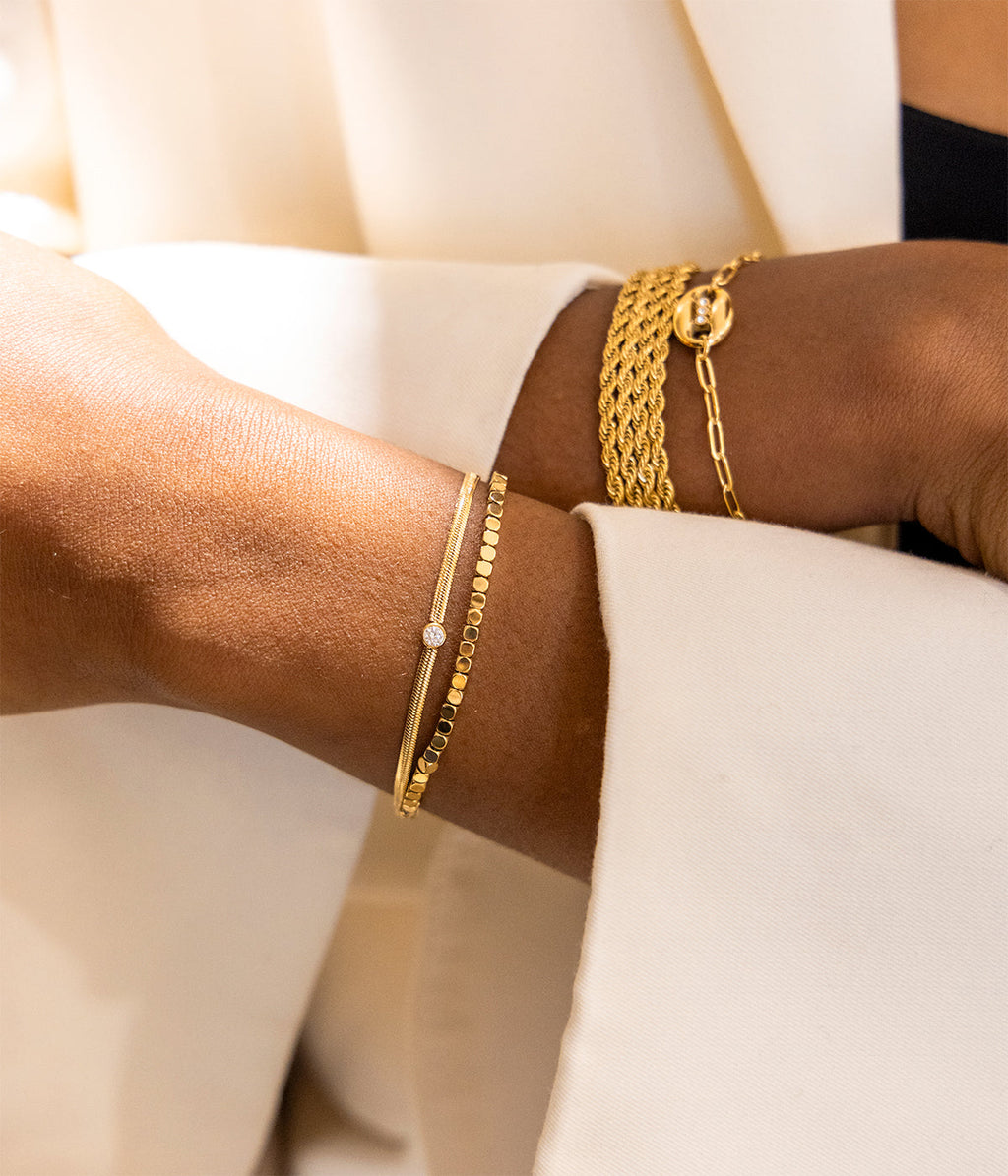 Bracelet Adamo Zag porté, maille serpent en acier hypoallergénique doré