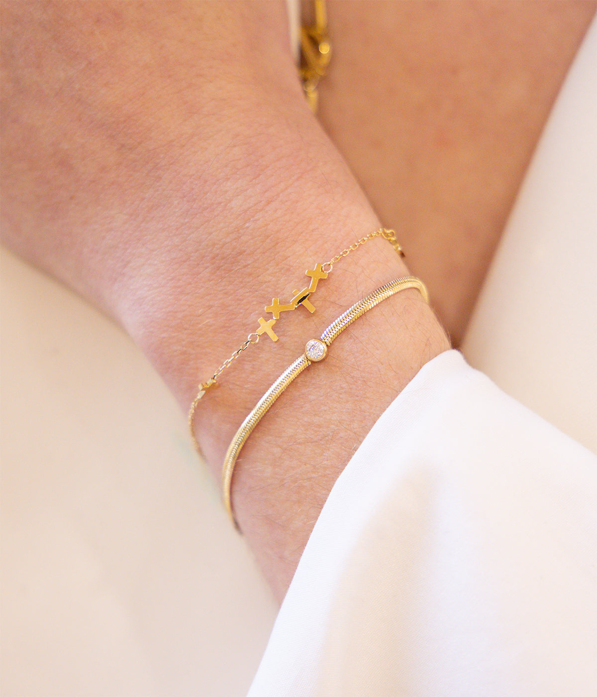 Bracelet Adamo Zag, zirconium rond teinte nude sur acier doré à l'or fin