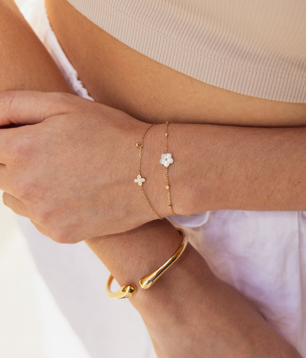 Détail du trèfle zirconié du bracelet Amaé Zag, acier 316L hypoallergénique