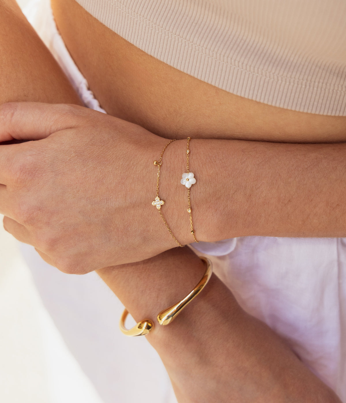 Détail du trèfle zirconié du bracelet Amaé Zag, acier 316L hypoallergénique