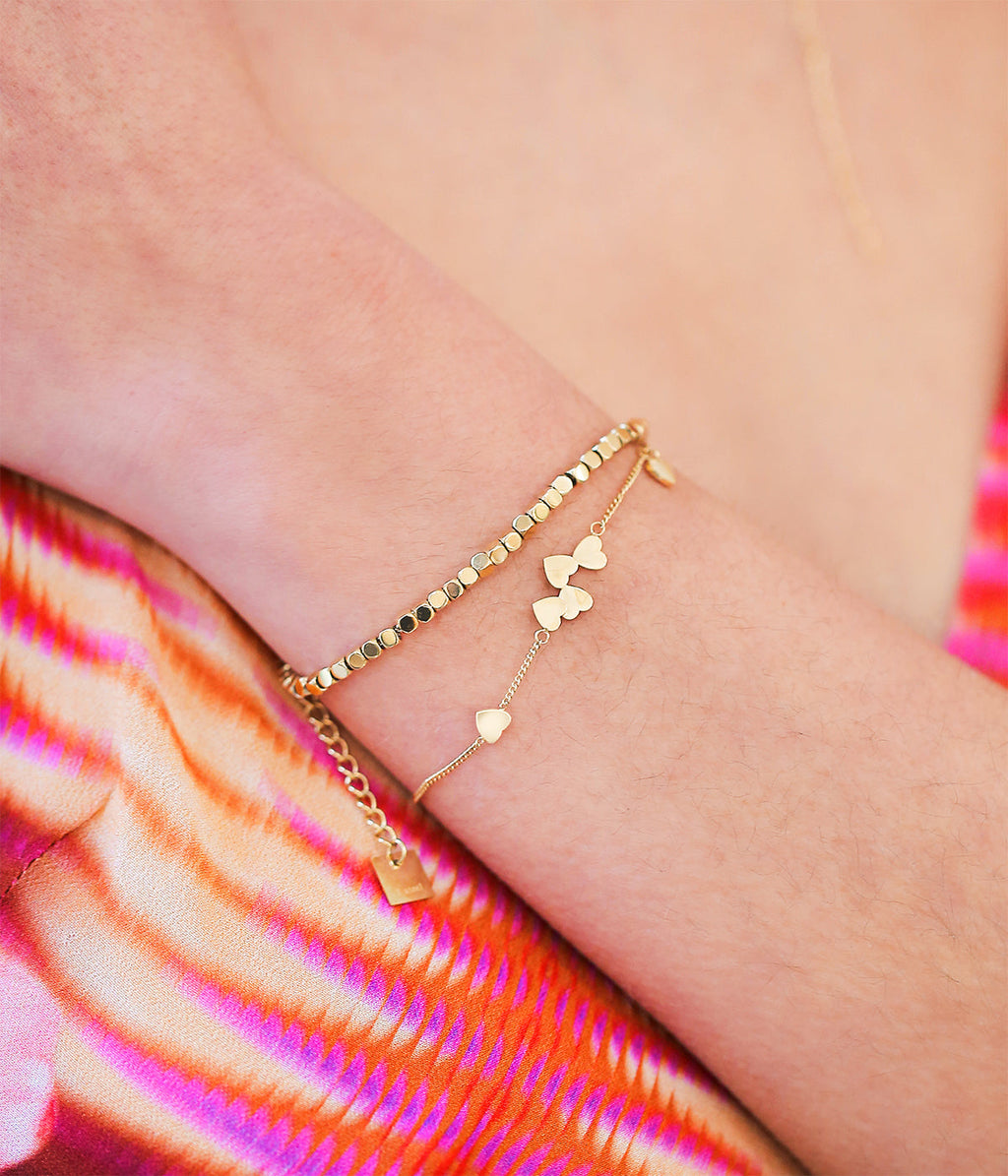 Détail des cœurs du bracelet Arisa Zag, acier hypoallergénique