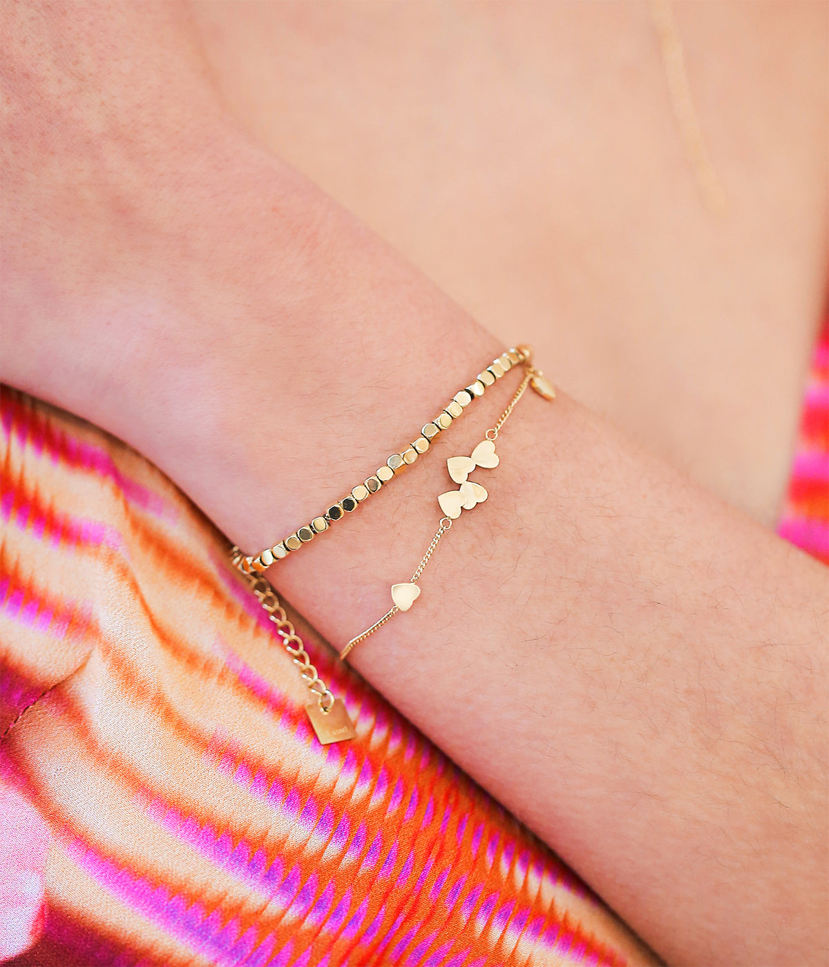 Détail des cœurs du bracelet Arisa Zag, acier hypoallergénique