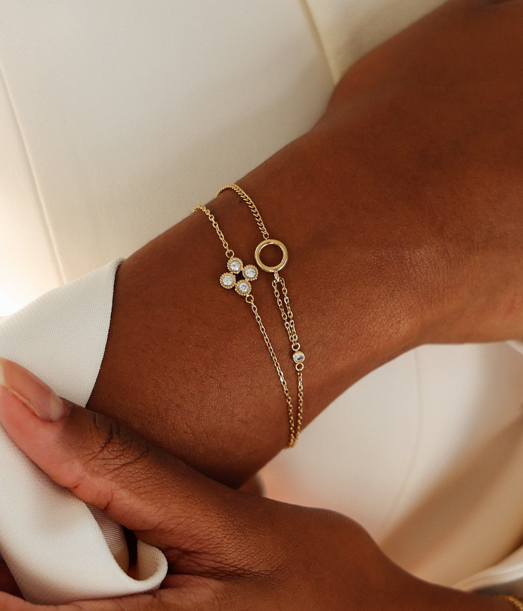 Zoom sur la fleur de zirconiums du bracelet Candela Zag, acier 316L hypoallergénique