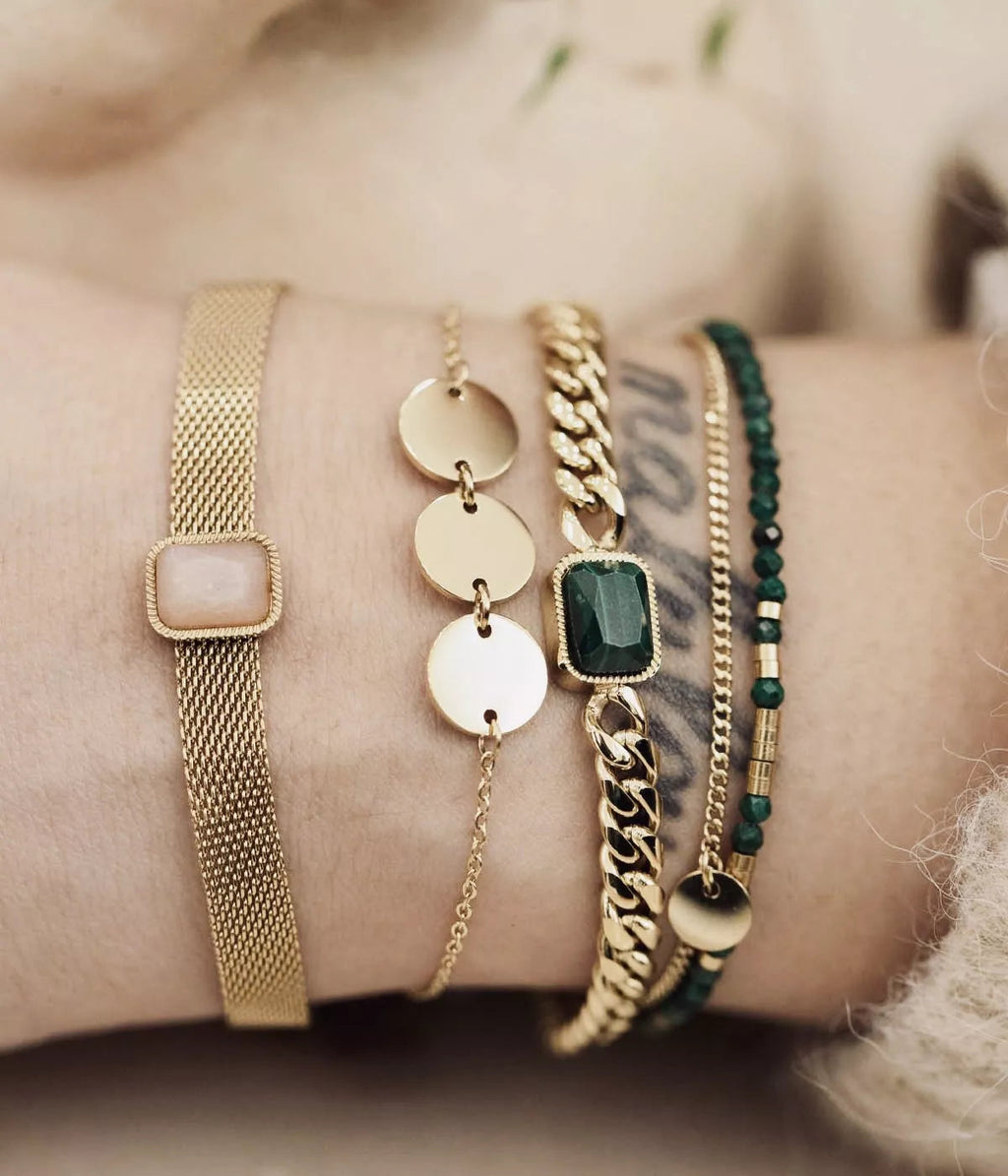 Bracelet Cardin Zag porté, pastilles en acier hypoallergénique doré