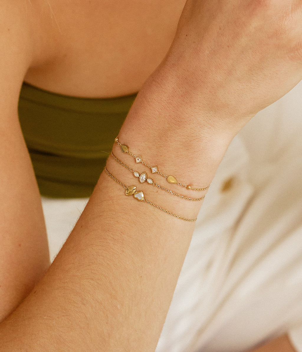 Détail des ovales zirconiés du bracelet Cervaro Zag, acier inoxydable hypoallergénique