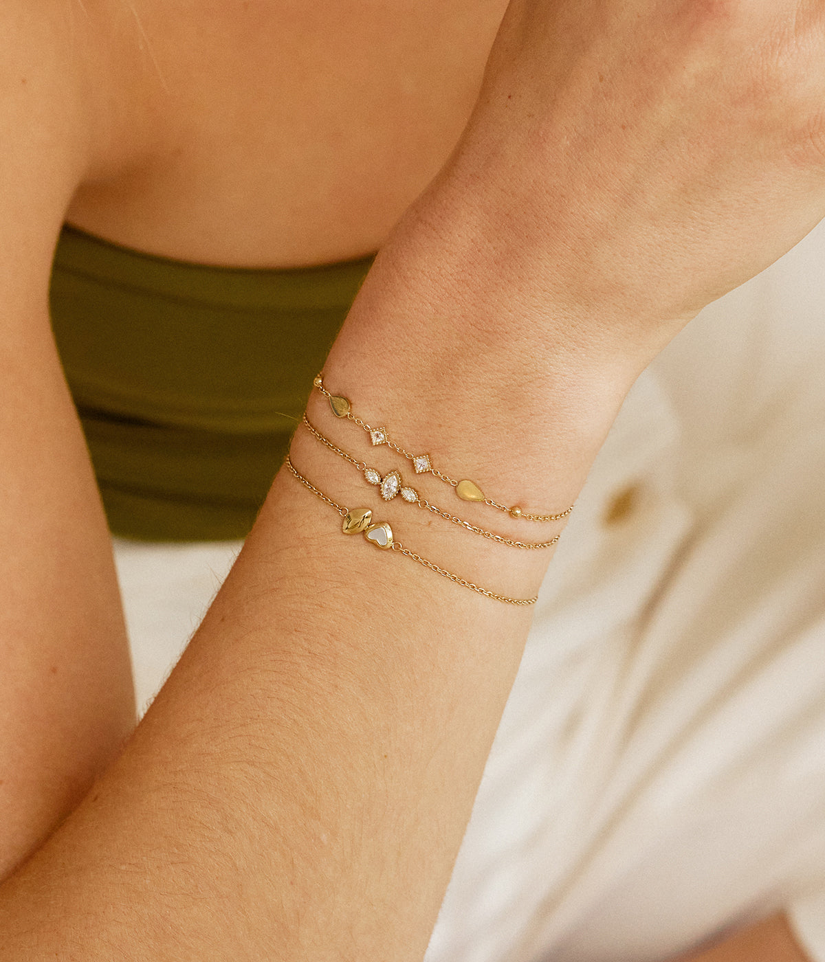 Détail des ovales zirconiés du bracelet Cervaro Zag, acier inoxydable hypoallergénique