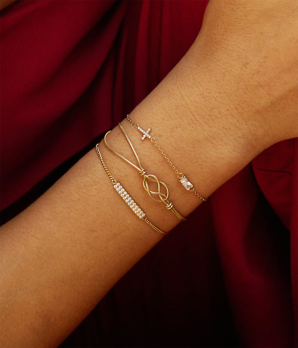 Zoom sur le rectangle de zirconiums du bracelet Cinzia Zag, acier 316L hypoallergénique