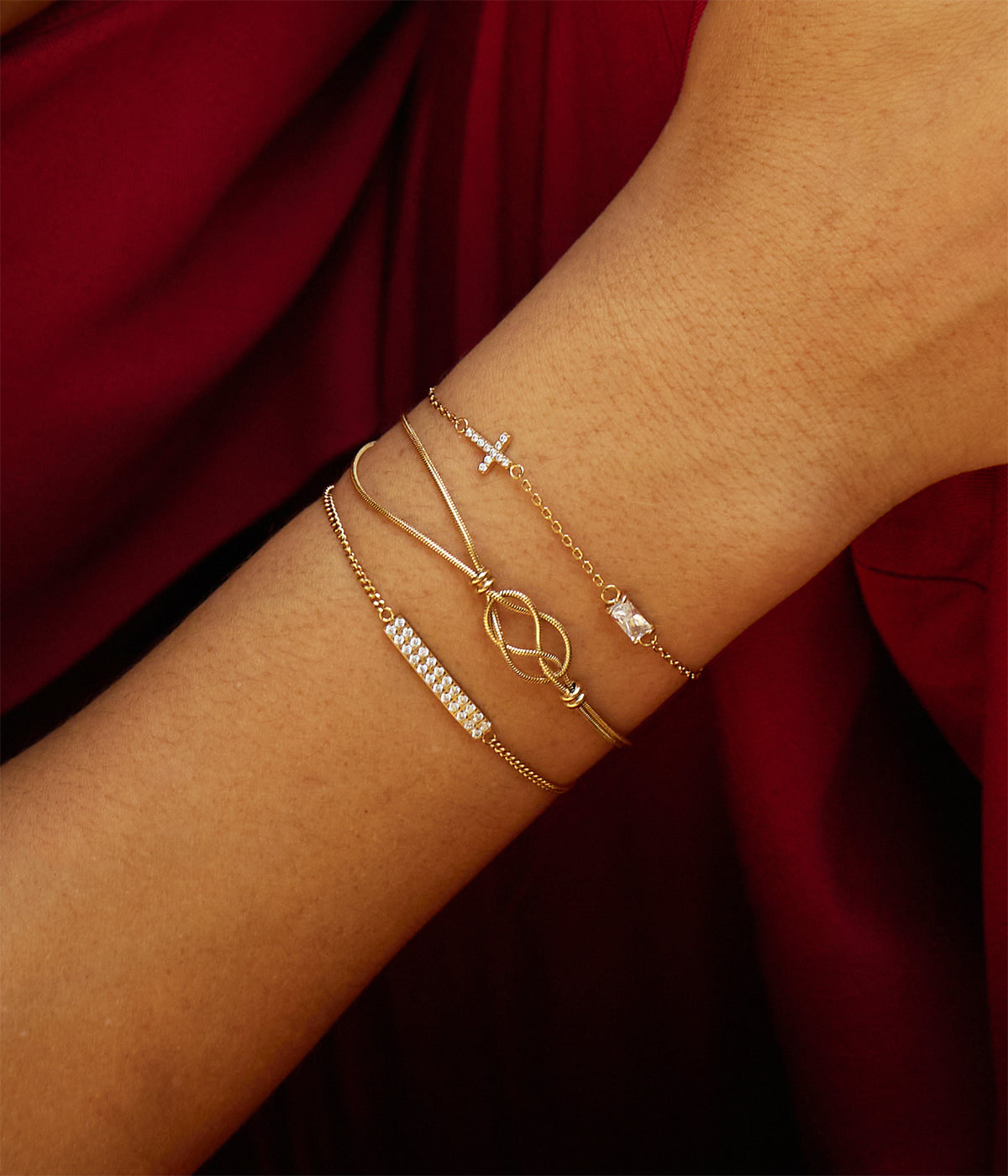 Zoom sur le rectangle de zirconiums du bracelet Cinzia Zag, acier 316L hypoallergénique