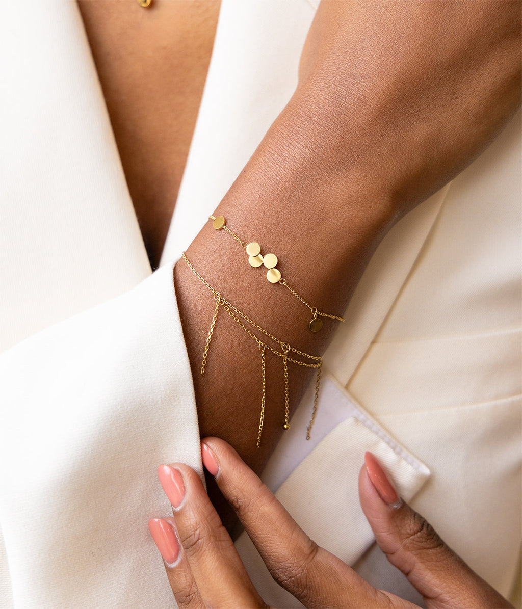 Détail des ronds dorés du bracelet Cosima Zag, acier hypoallergénique