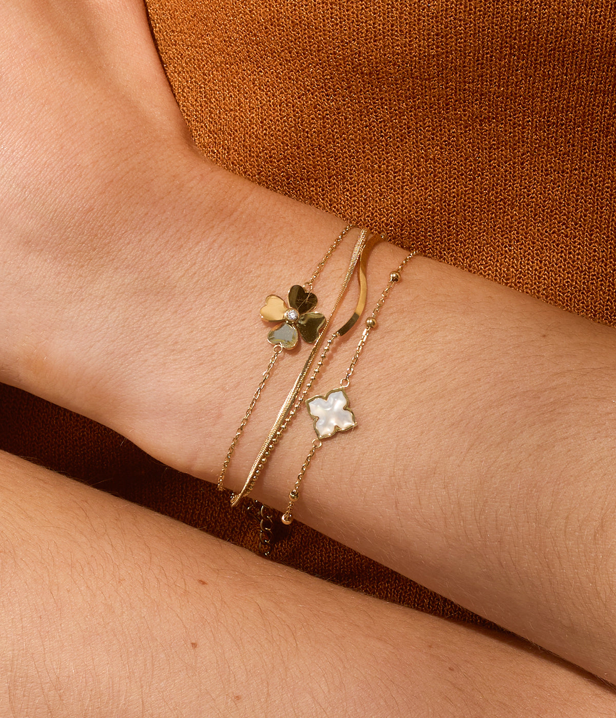 Détail du trèfle porte-bonheur du bracelet Giorgio Zag en acier inoxydable