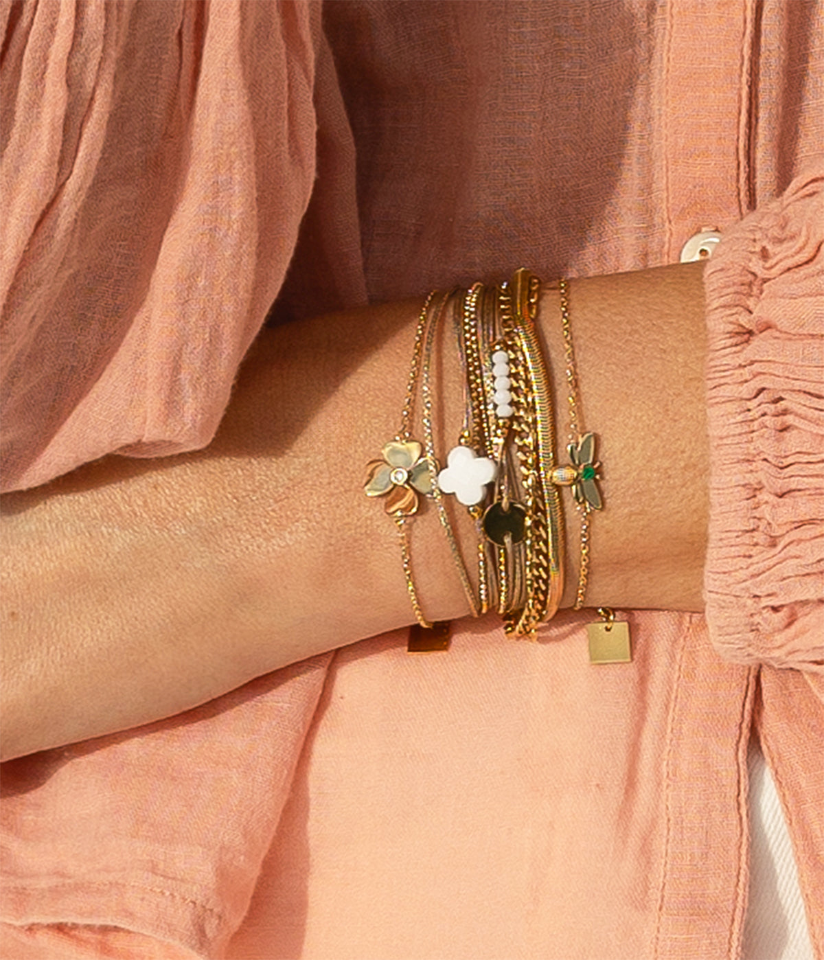 Bracelet Giorgio Zag porté, chaîne fine dorée hypoallergénique et trèfle à quatre feuilles