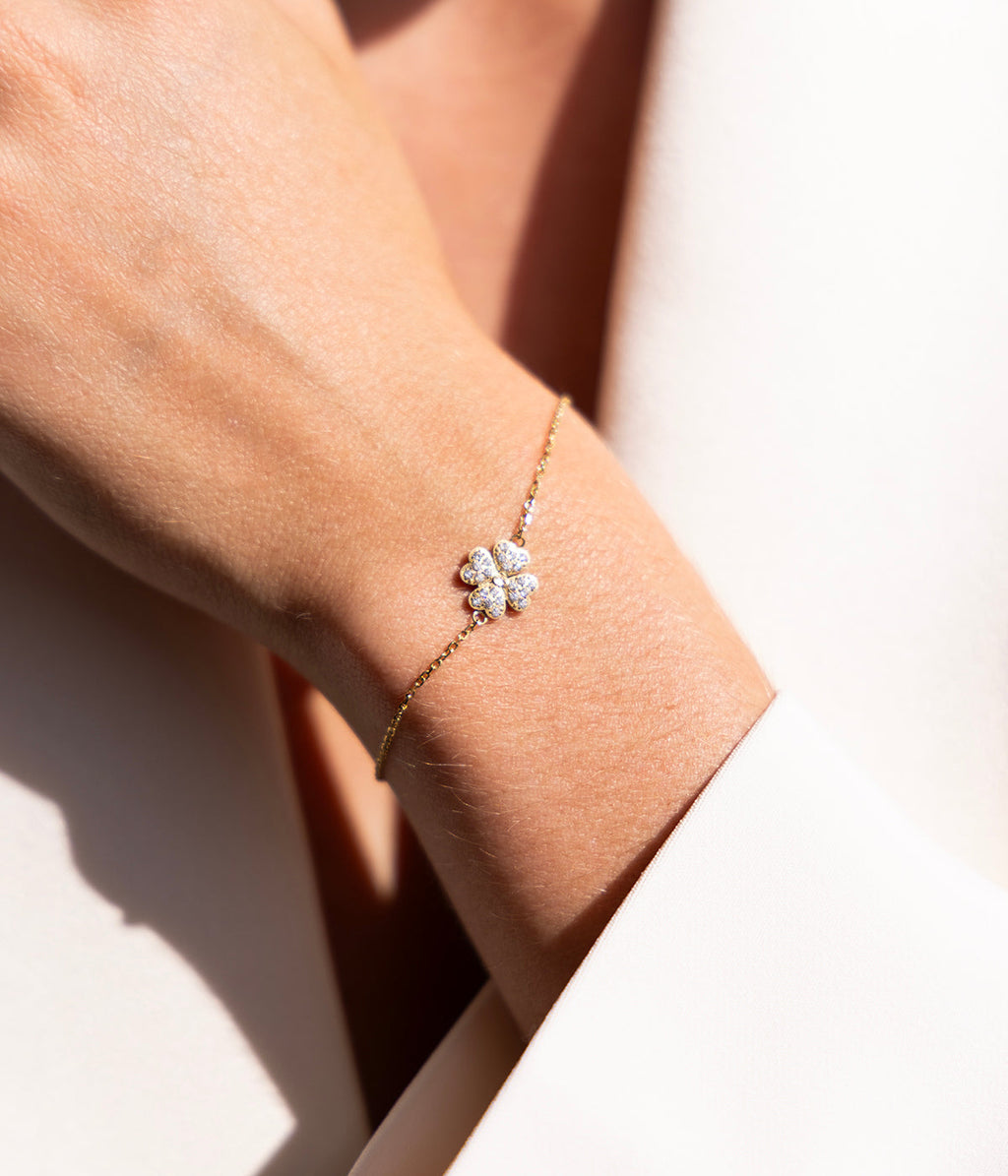Bracelet Kikai Zag porté, trèfle zirconié en acier hypoallergénique