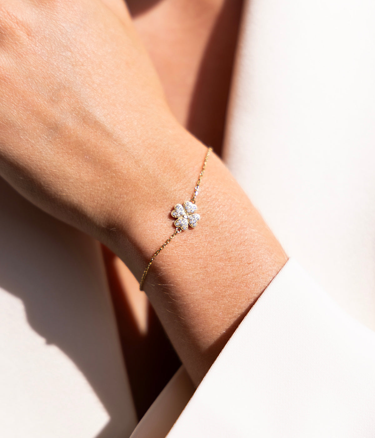 Bracelet Kikai Zag porté, trèfle zirconié en acier hypoallergénique