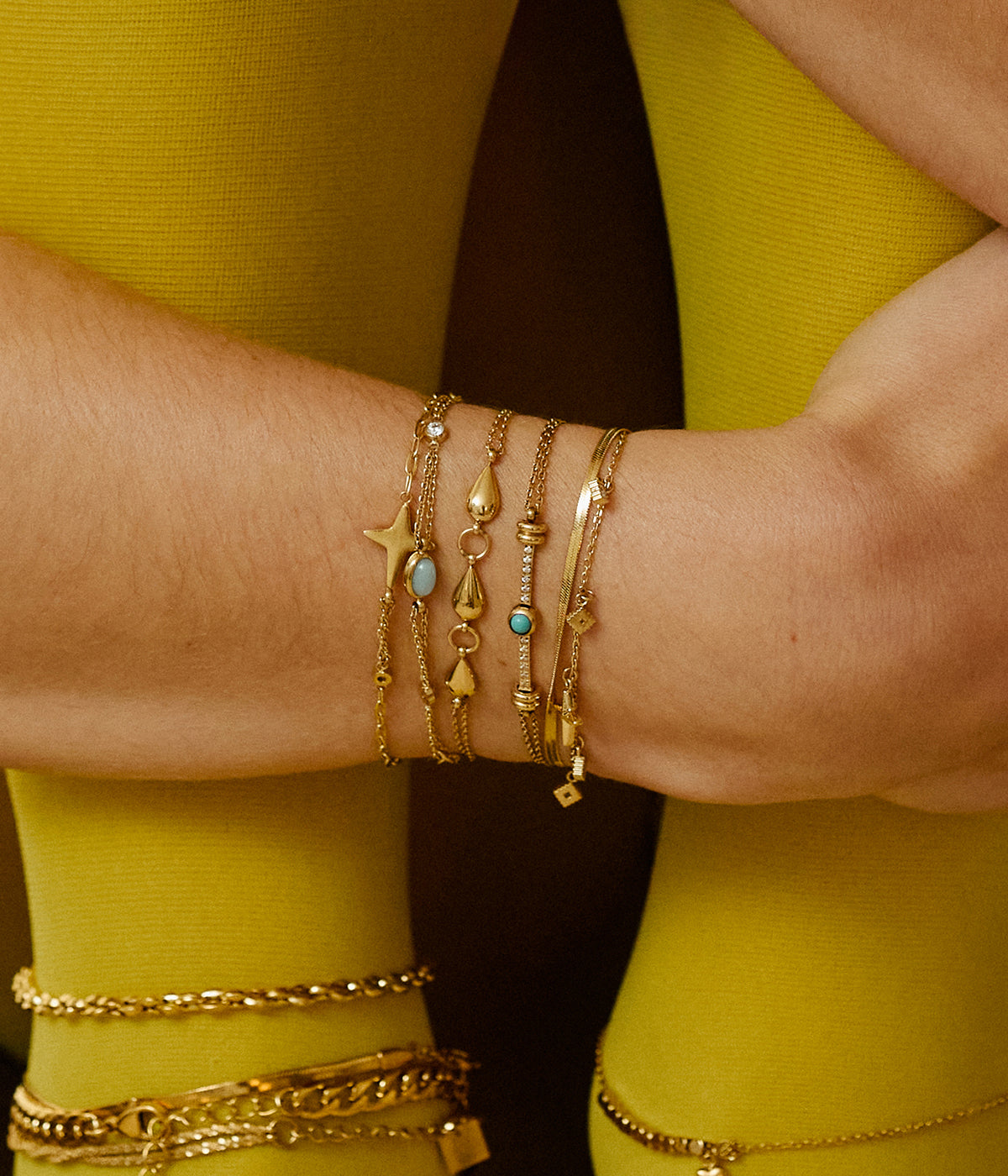 Bracelet Milazzo Zag porté, gouttes dorées en acier hypoallergénique