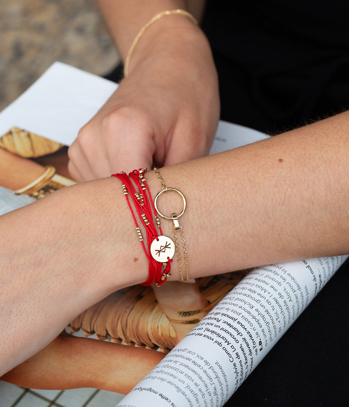 Détail du pendentif cercle du bracelet Mini Piplette Zag en acier inoxydable hypoallergénique