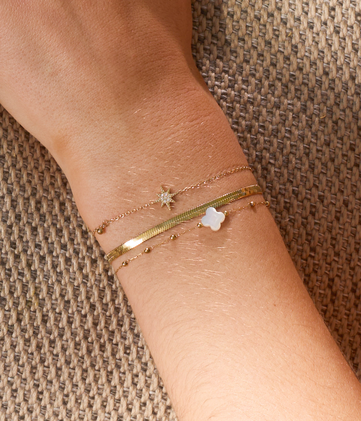 Détail de l'étoile du Nord et de la boule d'acier du bracelet Newton Zag, acier hypoallergénique
