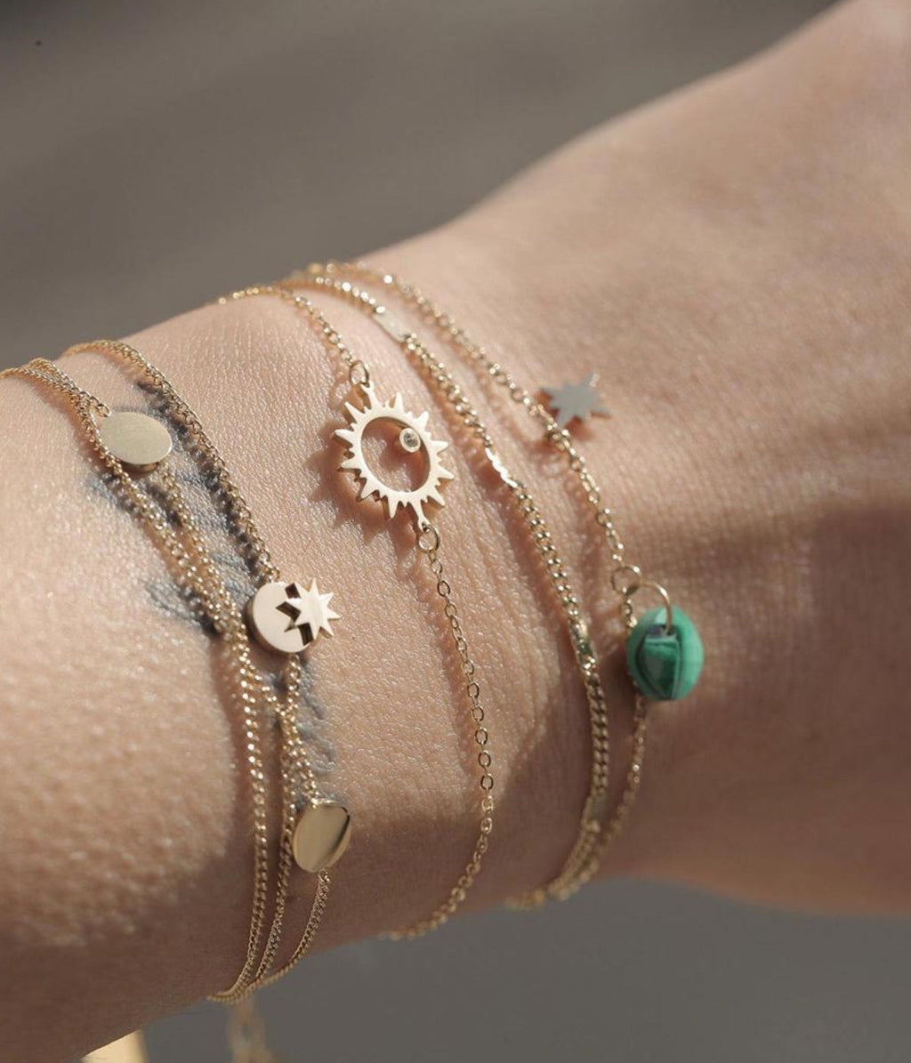 Gros plan sur le motif oursin et son zirconium, bracelet Zag en acier inoxydable hypoallergénique