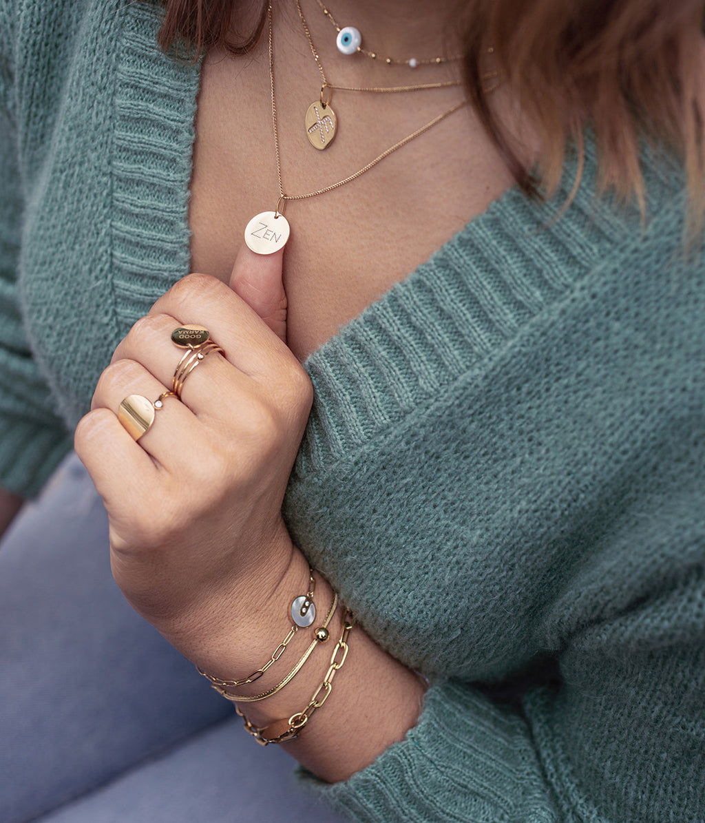 Gros plan sur la boule mobile du bracelet Pepita Zag, acier inoxydable hypoallergénique