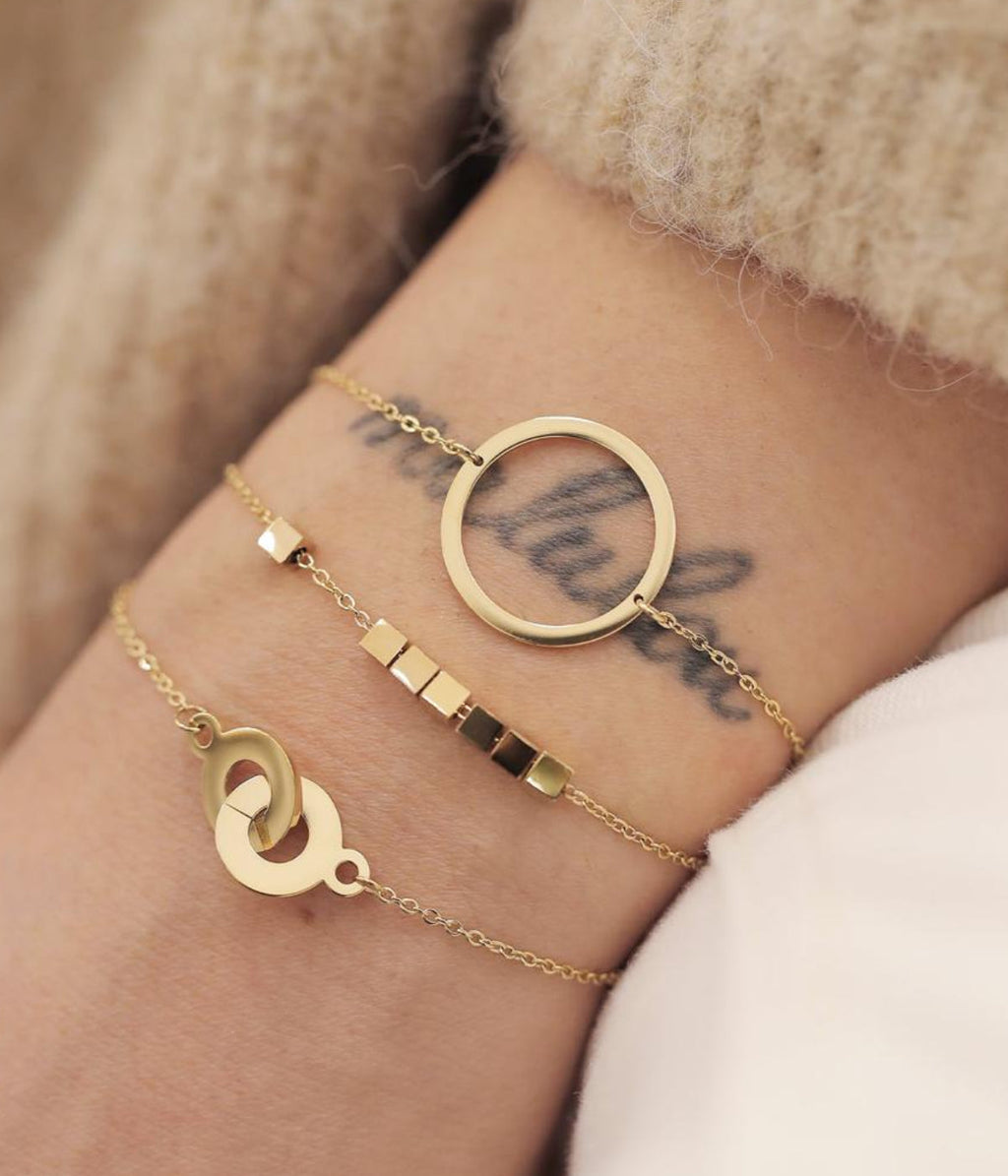 Gros plan sur les cubes dorés du bracelet Pythagore Zag, acier inoxydable hypoallergénique