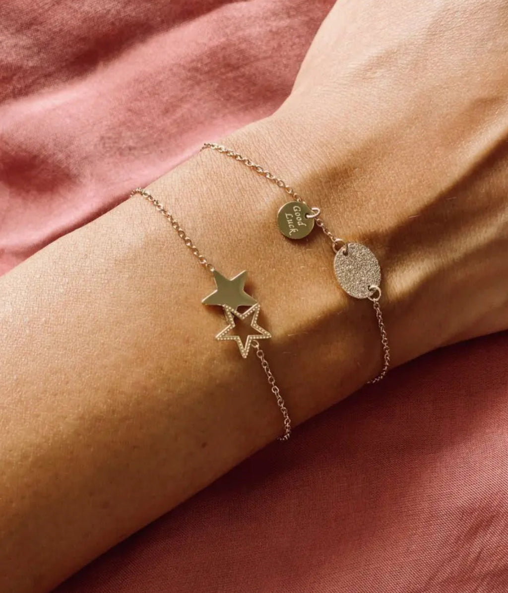 Gros plan sur la médaille du bracelet Santa Sofia Zag, acier 316L hypoallergénique