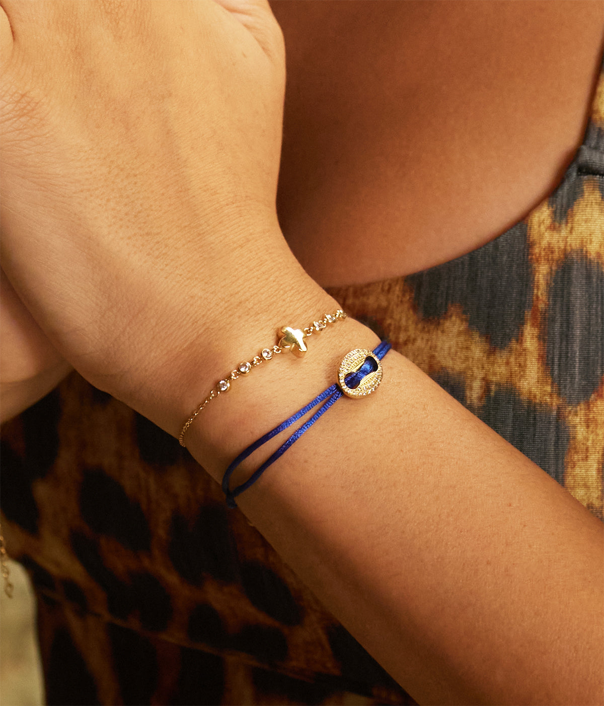 Détail du trèfle porte-bonheur du bracelet Shanks Zag, acier inoxydable hypoallergénique