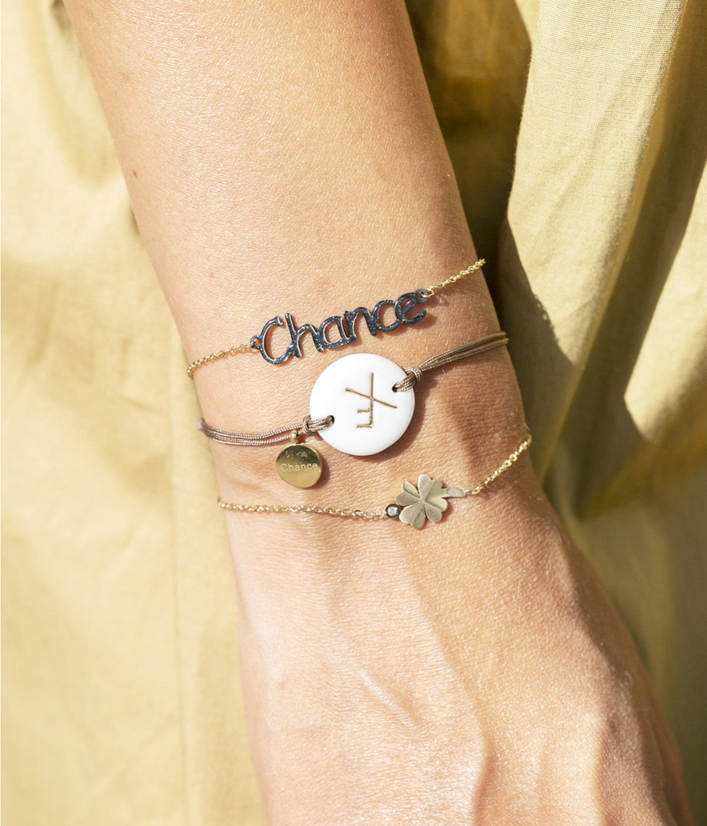Détail du trèfle ciselé du bracelet Trébol Zag, acier inoxydable hypoallergénique
