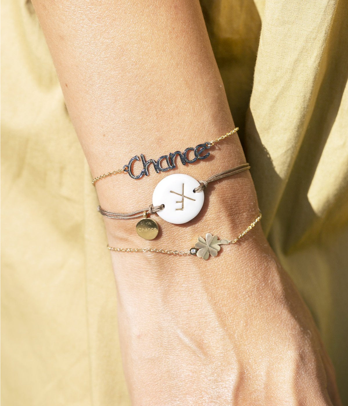Détail du trèfle ciselé du bracelet Trébol Zag, acier inoxydable hypoallergénique