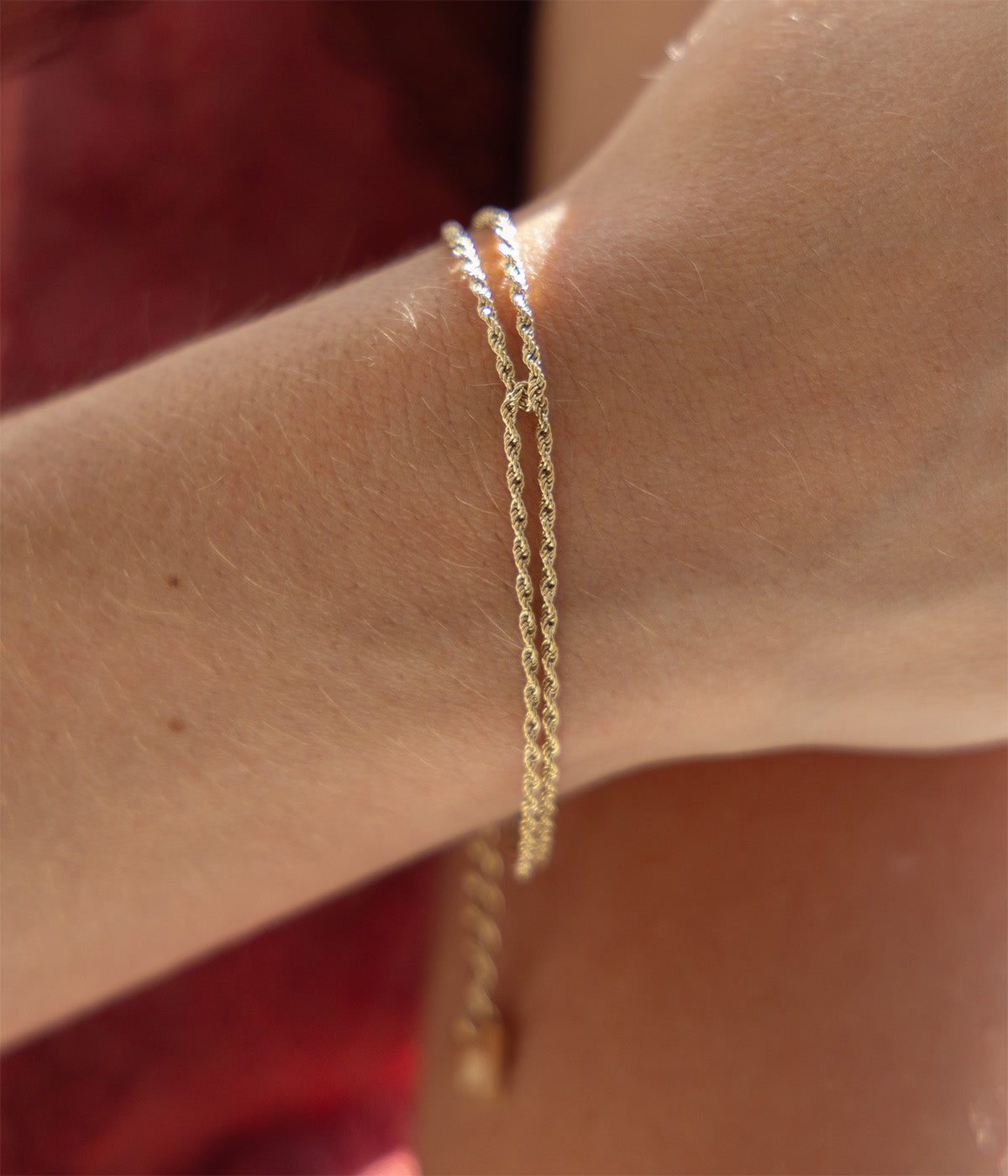 Bracelet Zeta Zag porté, deux rangs dorés croisés sur le poignet