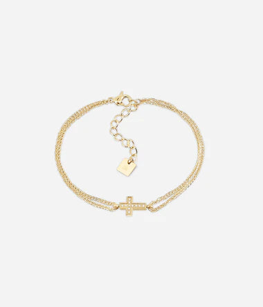 Bracelet Commissa Zag double chaîne acier doré avec croix sertie de zircons au poignet. Bijou tendance spirituel, boutique Les Tendances de Charlotte à Saint-Quentin.
