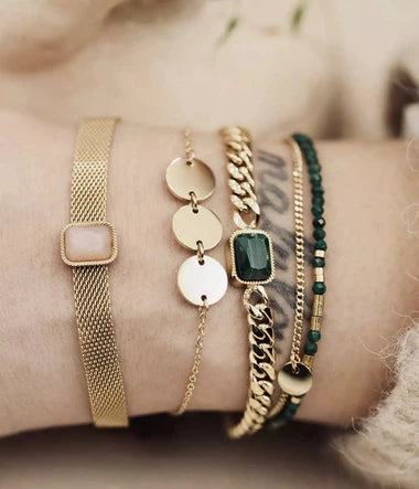 Bracelet Cardin ZAG – Vue porté au poignet, maille forçat dorée bijou accumulation hypoallergénique. Livraison offerte dès 69€.