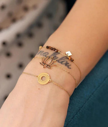 Bracelet Divine ZAG – Vue porté au poignet, croix zircons scintillants acier doré or fin hypoallergénique. Livraison offerte dès 69€.