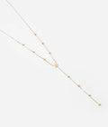 Collier Isaac ZAG – Étoile du Nord acier doré or fin, vue face au décolleté. Les Tendances de Charlotte, Saint-Quentin.