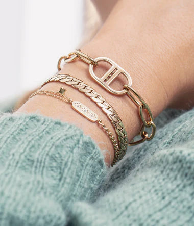 Bracelet Lassie ZAG – Détail plaque étoile ciselée portée au poignet