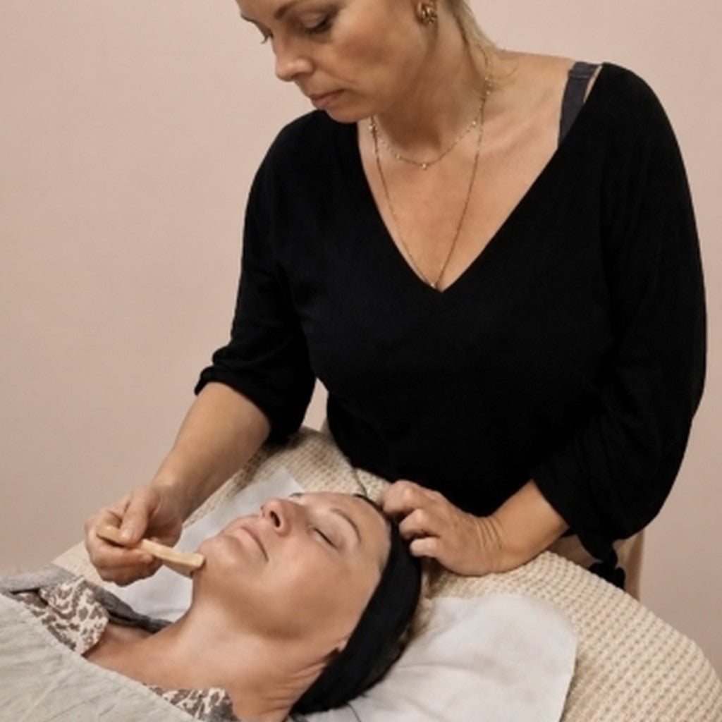 Madérothérapie du visage aux outils en bois dans l'institut de Charlotte à Saint-Quentin