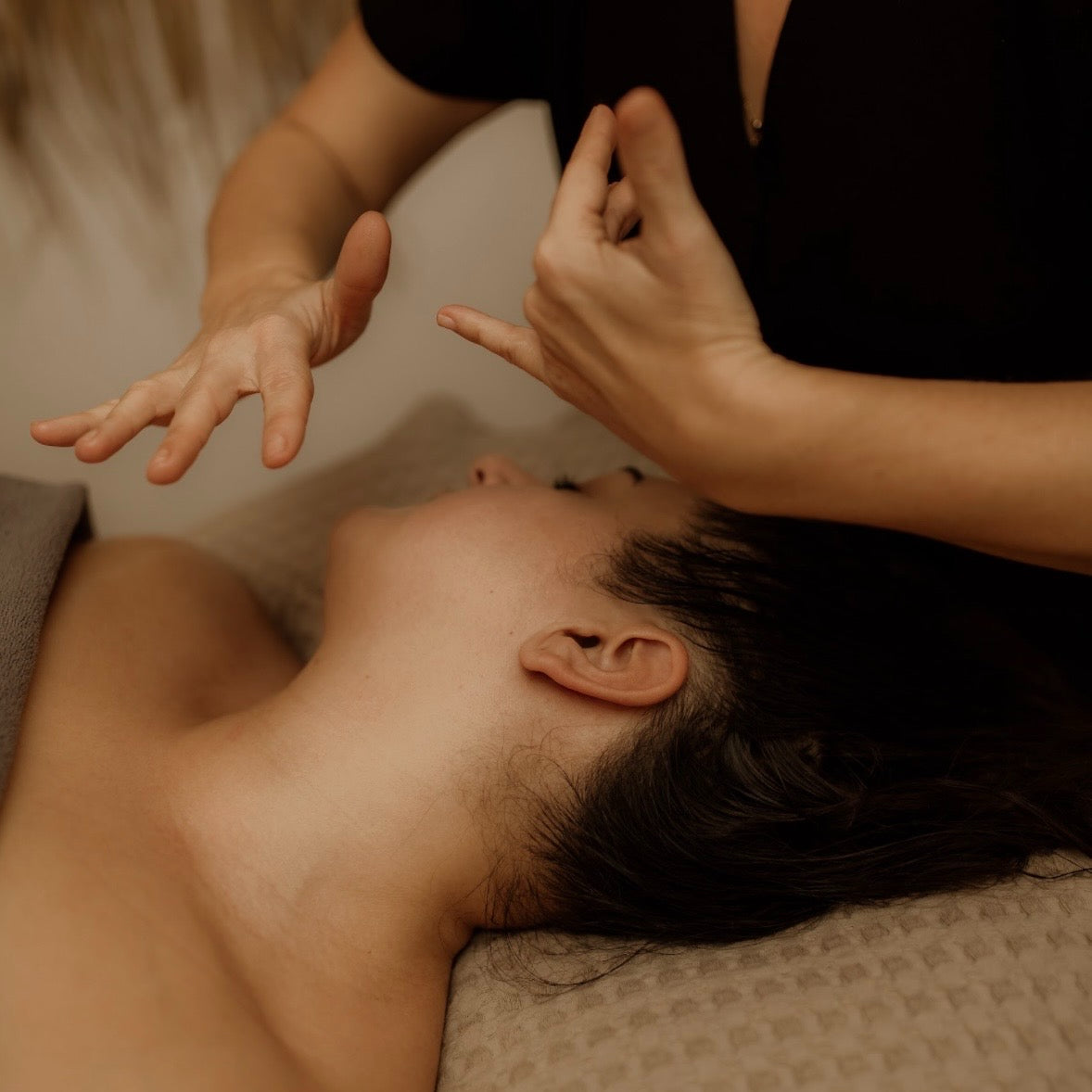 Charlotte, facialiste primée, réalisant un massage visage liftant Kobido dans son espace bien-être à Saint-Quentin